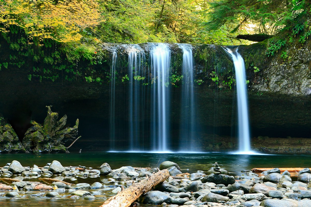How to stay hydrated while hiking - Pure flowing wilderness mountain stream for trail water replenishment